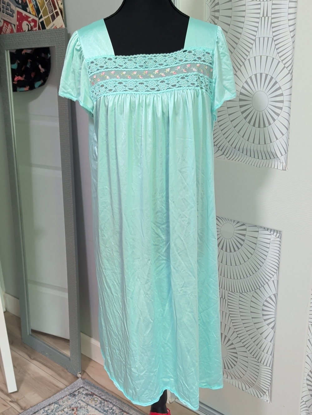 Vintage Women's Satin Nightgown - Picture 7 of 7